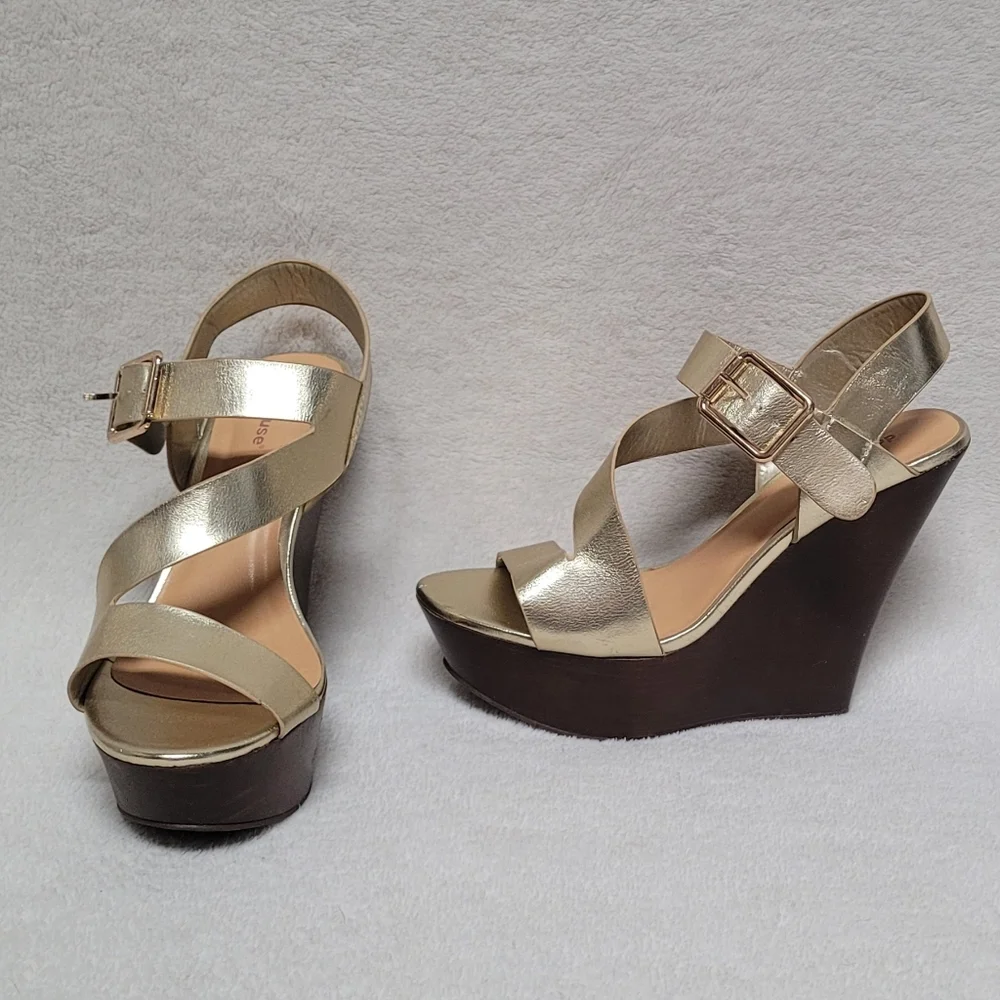 Lulus Dollhouse No Glitz No Glory Gold Wedge Sandals Vegan Leather Peep Toe 8.5